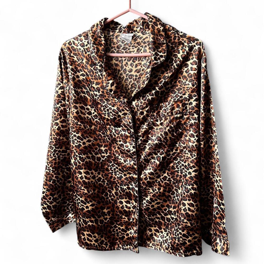 Leopard button up long sleeve
Size large